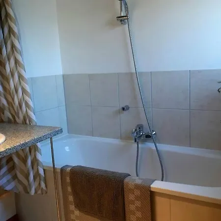 La Maison Sous Les Arbres Гуви